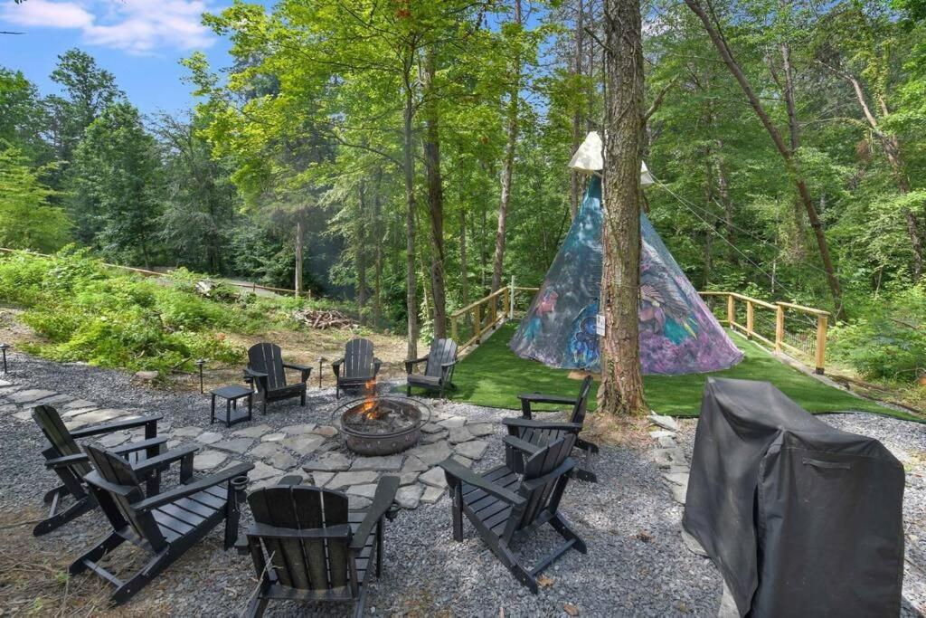 Enchanted Forest Cabin And Teepee! Lights & Laser Show! Private Hot Tub! Unique Stay! Sevierville Exterior foto